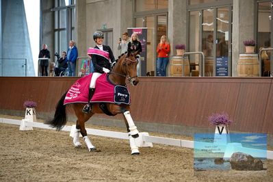 Blue Hors
4 års finale dressur
Keywords: anne-mette strandby hansen;valerie b;lap of honour