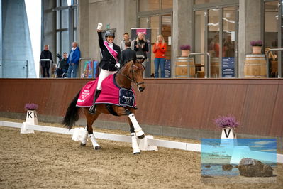 Blue Hors
4 års finale dressur
Keywords: anne-mette strandby hansen;valerie b;lap of honour