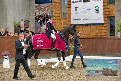 Blue Hors
7 års finale
Keywords: anna kasparcack;everian l;lap of honour