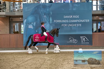 Blue Hors
7 års finale
Keywords: anna kasparcack;everian l;lap of honour