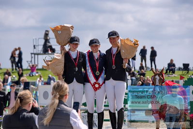 2. Kval. og Finale af Agria DRF Mesterskab U18 præsenteret af Højgård Hestehospital
Keywords: caroline knudsen;dm;emma ponsaing;pt;rosemarie heering;lap of honour