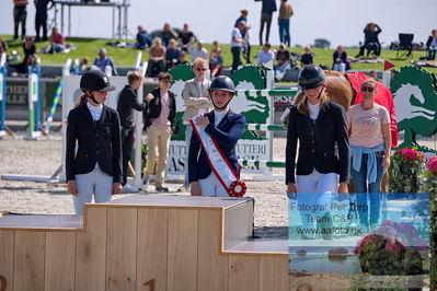 2. Kval. og Finale af Agria DRF Mesterskab U18 præsenteret af Højgård Hestehospital
Keywords: caroline knudsen;dm;emma ponsaing;pt;rosemarie heering;lap of honour